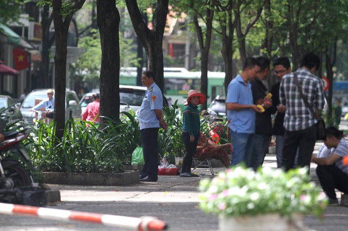 
Cán bộ trật tự đô thị phường Bến Nghé (quận 1, TP HCM) đang kiểm tra khu vực quanh nhà thờ Đức Bà.
