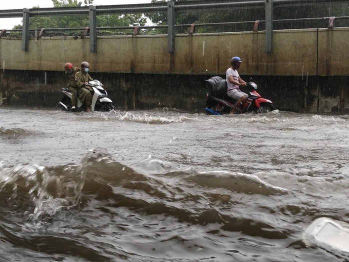 
Nước đang dần lên cao ở đường Nguyễn Hữu Cảnh (quận Bình Thạnh, TP HCM)

