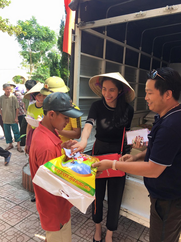 Vợ chồng đội trưởng tuyển Việt Nam quyên góp được gần 500 triệu đồng để chia sẻ với những gia đình đang gặp khó khăn sau cơn lũ