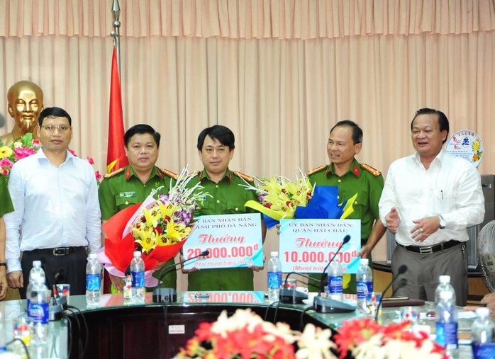 
Công an quận Hải Châu được UBND TP Đà Nẵng thưởng nóng 20 triệu đồng vì thành tích bắt băng nhóm đòi nợ thuê
