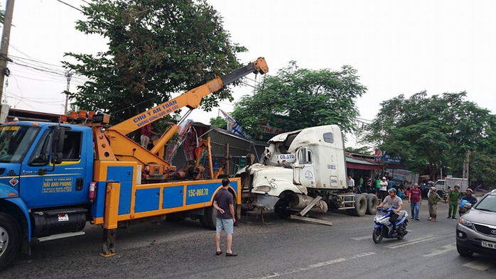 
Lực lượng chức năng đưa xe container ra khỏi hiện trường
