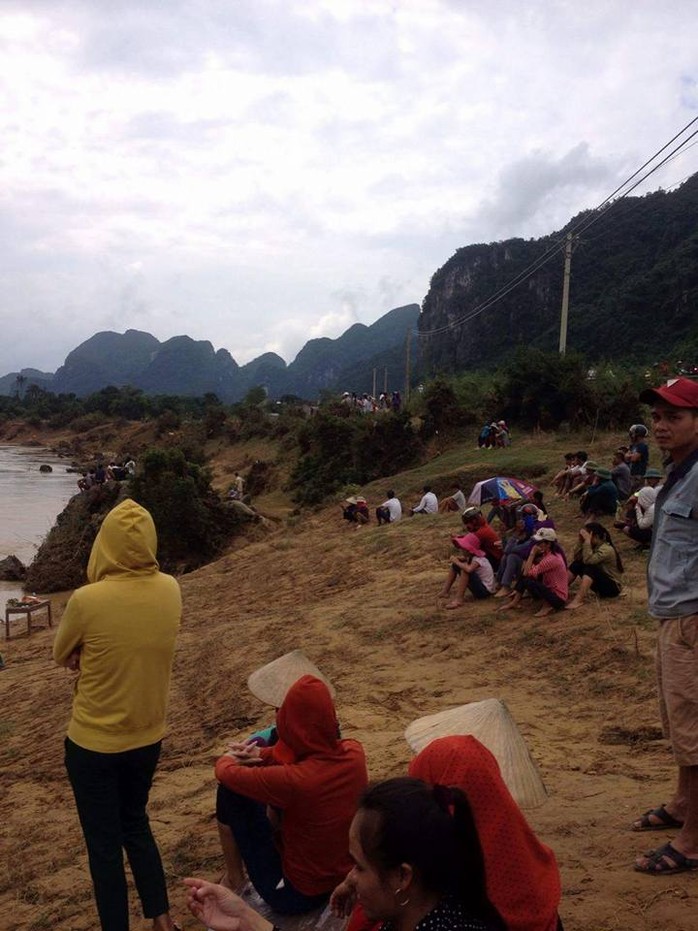 Chính quyền địa phương và người dân đang triển khai công tác tìm kiếm thi thể nạn nhân