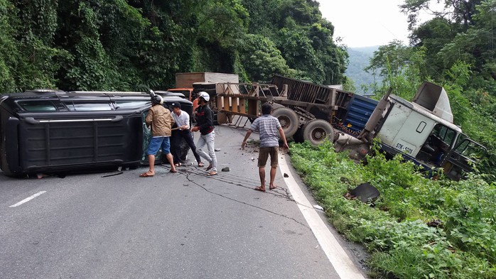 Người dân dùng búa, xà beng đạp vỡ kính xe 7 chỗ cứu người bị nạn đưa đi cấp cứu.