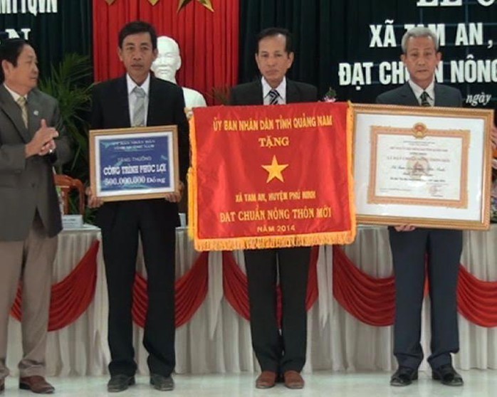 Ông Bùi Văn Toàn (ngoài cùng bên phải) có đơn xin từ chức Chủ tịch UBND xã Tam An