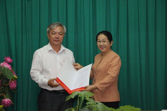 
Bà Võ Thị Dung, Phó Bí thư Thành ủy TP HCM (phải) trao quyết định cho ông Dương Thế Trung. Ảnh: Bảo Nghi
