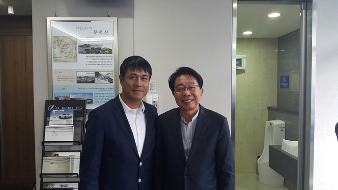 Hữu Thắng với giám đốc điều hành Park Yong Bok