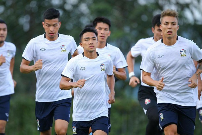 Chanathip Songkrasin và Charyl Chappuis (phải) luôn như hình với bóng ở tuyển Thái Lan