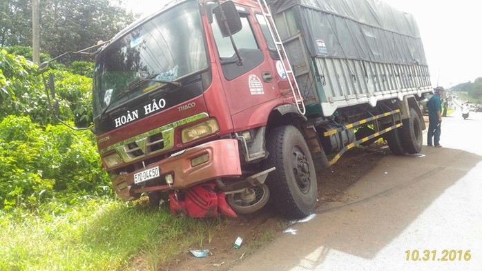 
Sau khi va chạm với xe máy của hai phụ nữ, xe tải lao xuống bên lề đường mới dừng lại
