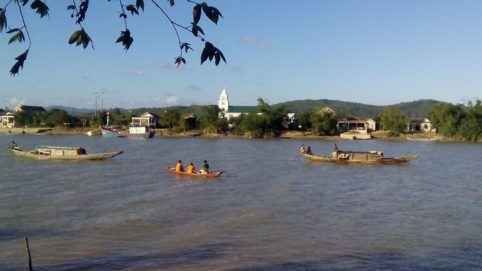 Tàu thuyền của người dân đang triển khai tìm kiếm cháu bé trên sông Gianh - ảnh Xuân Hòa