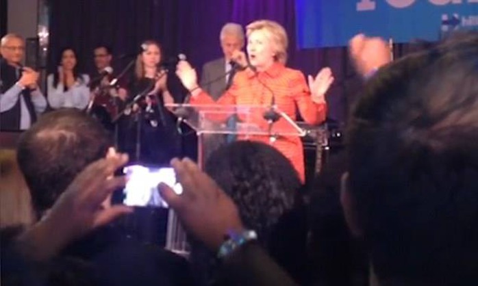 
Bà động viên các thành viên trong ê kíp hãy tiếp tục hoạt động chính trị mạnh mẽ. Chồng bà - cựu Tổng thống Bill Clinton, con gái của họ Chelsea Clinton và trợ lý Abedin đứng cạnh vỗ tay cổ vũ cho bà.
