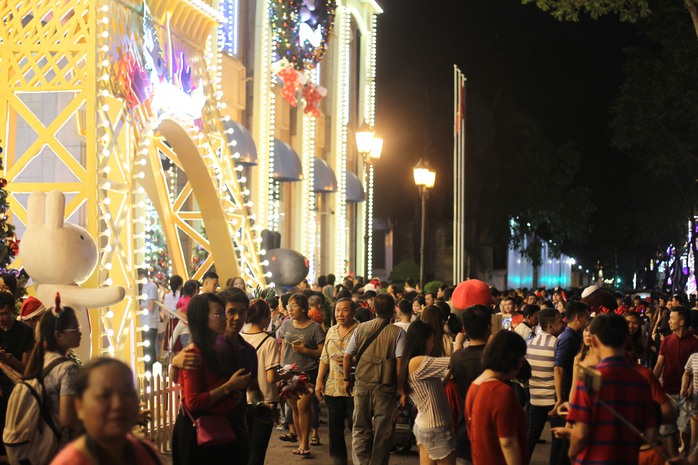 
Từ đầu giờ chiều, không khí tại các nẻo đường thành phố đã bắt đầu nhộn nhịp, người dân đổ về khu vực trung tâm thành phố để vui chơi Giáng sinh.
