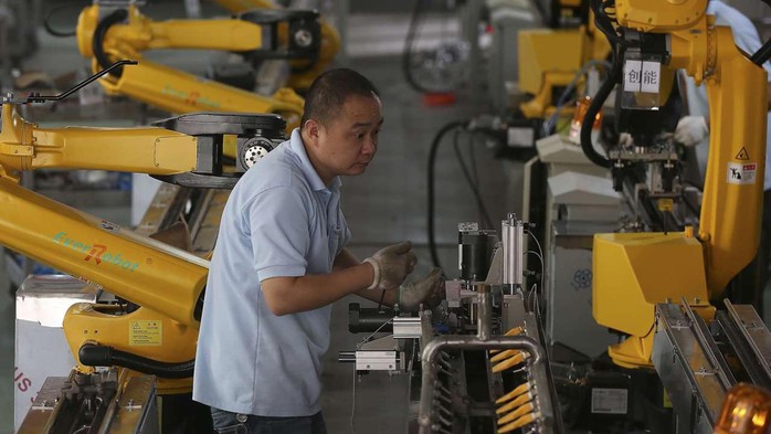 
Không ít người lao động cam chịu làm việc như “cỗ máy” để mưu sinh Ảnh: REUTERS
