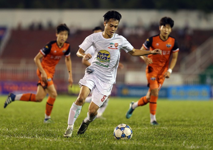 
Văn Toàn tự tin sau khi lập cú đúp ở trận U21 HAGL thắng U21 Gangwon 3-1 ở lượt cuối vòng bảng Ảnh: Quang Liêm
