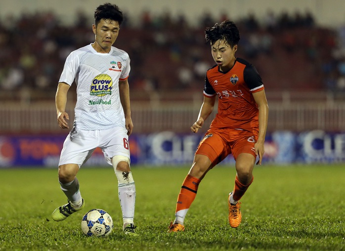 
Xuân Trường (trái) trong trận U21 HAGL thắng U21 Gangwon 3-1 tối 22-12. Mùa sau, anh sẽ khoác áo đội A của Gangwon Ảnh: Quang Liêm
