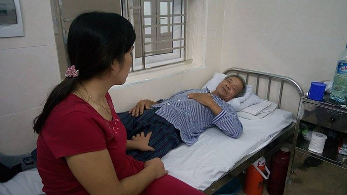 Bà Phương đang chăm sóc cụ Bảo tại bệnh viện