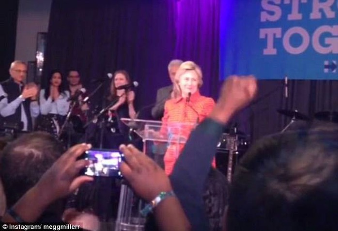 
Bà Clinton được nhiệt liệt chào đón khi bước lên sân khấu chính bữa tiệc.
