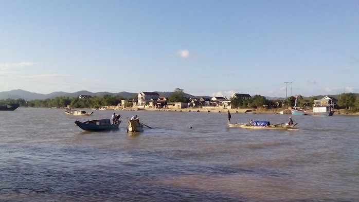 Tàu thuyền của người dân đang triển khai tìm kiếm cháu bé trên sông Gianh - ảnh Xuân Hòa