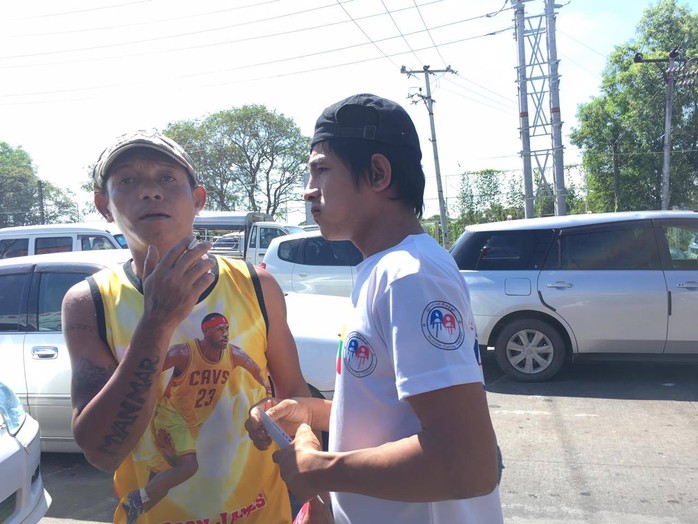 
Những tay phe vé khác bắt đầu mang vé ra đường cái để bán cho những khách hàng đi ô tô không tiện vào xếp hàng mua vé
