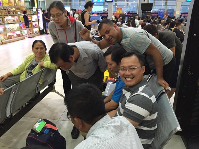
CĐV người Việt và nước ngoài ủng hộ tuyển Việt Nam xem bóng đá qua tablet ở sân bay Cam Ranh chiều 23-11
Ảnh: Dương Quang
