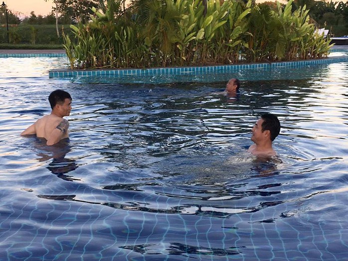 
HLV Hữu Thắng và Công Vinh trò chuyện về việc dạy con tập bơi

