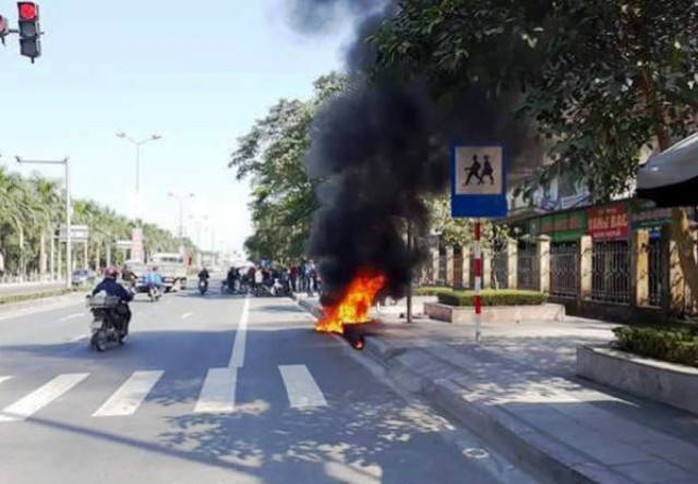
Chiếc xe máy được chính chủ nhân của nó là Nguyễn Văn Hiệp châm lửa đốt sau khi bị CSGT xử phạt
