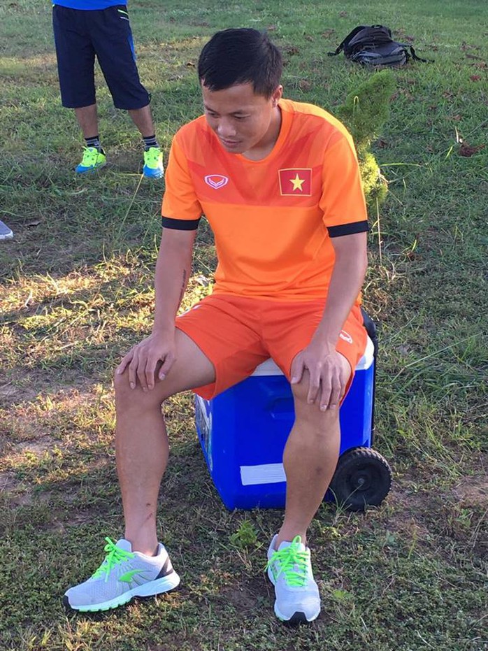 
Tiền vệ Thành Lương với đôi chân bầm tím vì những tình huống đá bạo lực của Malaysia nên được miễn chạy bộ

