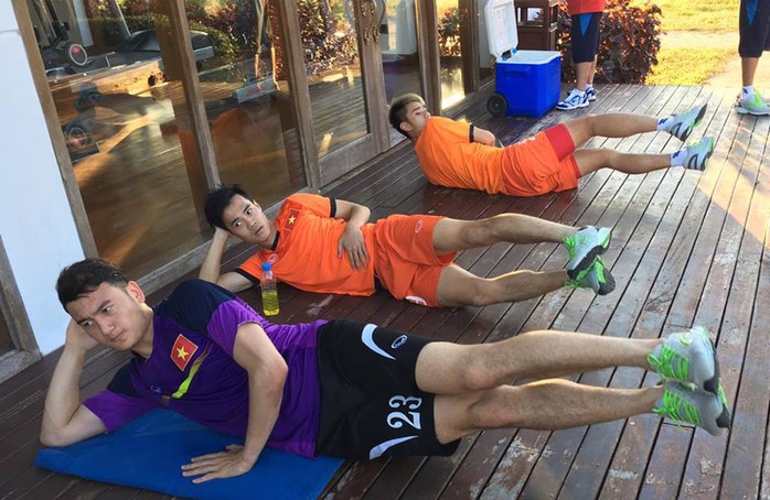 
Các cầu thủ tuyển Việt Nam thư giãn sau trận thắng Malaysia
