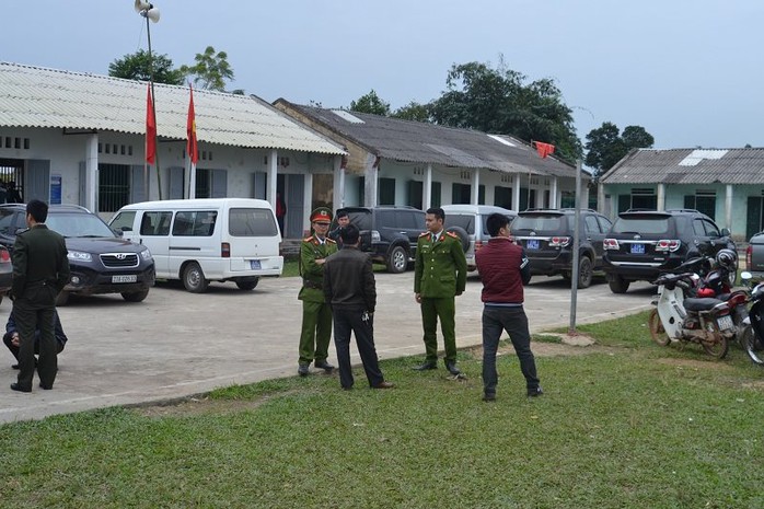 
Nghi phạm đã bị bắt giữ và đang được lực lượng chức năng khẩn trương lấy lời khai làm rõ nguyên nhân vụ thảm sát - Ảnh: Thanh Tâm
