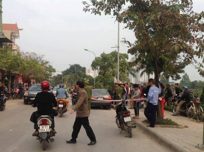 
Thấy xe ôtô dừng khá lâu ven đường cạnh sông Tô Lịch (Hà Nội), mọi người tò mò nhìn vào thì phát hiện người đàn ông gục trên ghế lái
