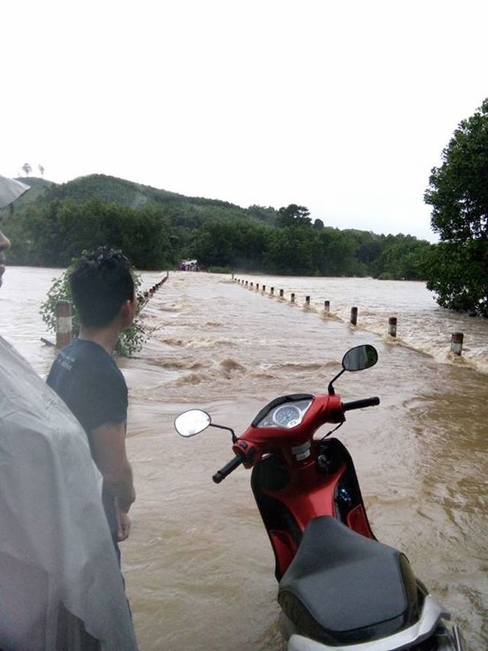 
Giao thông ở một số xã của huyện Núi Thành bị chia cắt Ảnh: Trang Bùi
