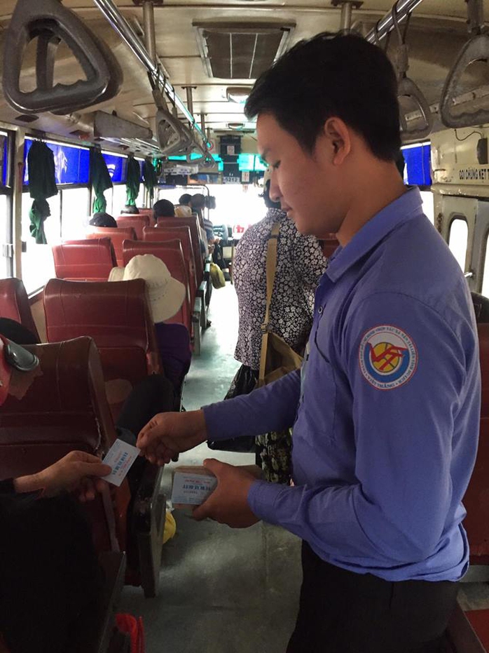 
Sau khi được Báo Người Lao Động phản ánh, anh Nguyễn Hữu H. (nhân viên thu vé xe buýt) đã được mời làm việc trở lại.
