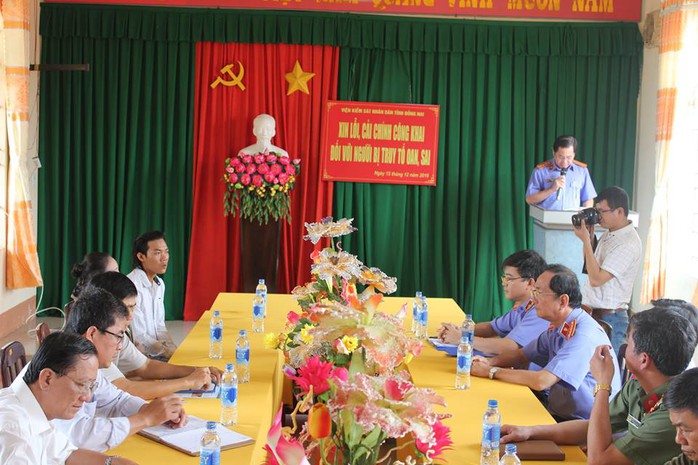Quang cảnh buổi xin lỗi của VKSND tỉnh Đồng Nai tại trụ sở UBND xã Phú Lộc