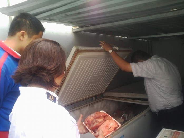 Lực lượng chức năng phát hiện 2 tấn thịt heo trộn thịt đà điểu tại một cơ sở ở quận Thủ Đức.