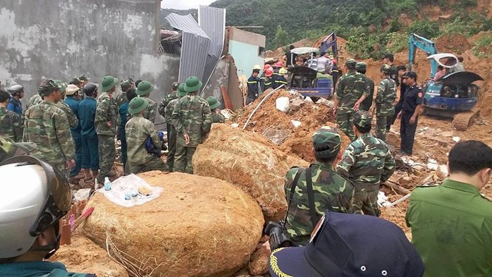 
Mọi lực lượng đang đổ dồn ánh mắt về nơi phát hiện một phần thân thể người mẹ với hy vọng cứu sống nạn nhân
