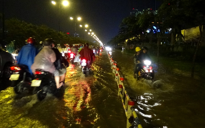 
Khu vực xa lộ Hà Nội đoạn từ Thảo Điền về tới chân cầu Sài Gòn cũng ngập nặng tới nửa bánh xe khiến các phương tiện giao thông di chuyển hết sức khó khăn.
