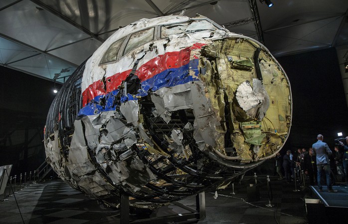 
Xác của máy bay MH17 đặt tại căn cứ quân sự Gilze-Rijen – Hà Lan. Ảnh: REUTERS
