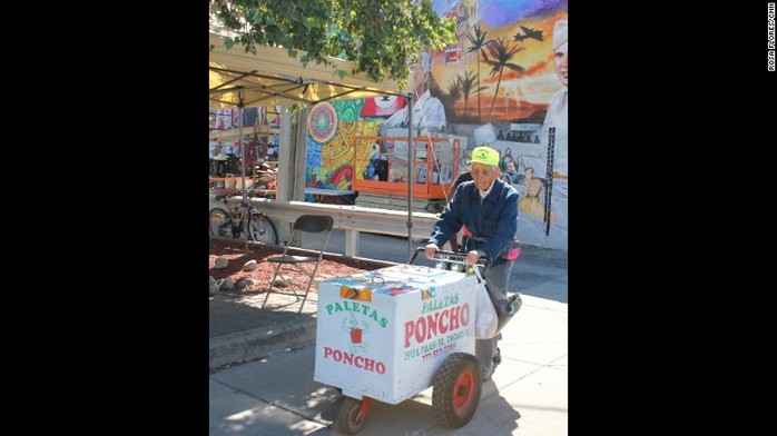 
Hình ảnh ông cụ đội nón vàng đẩy xe kem trên đường phố Chicago đã trở nên quen thuộc với mọi người ở đây. Ảnh: CNN
