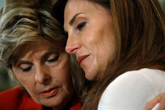 
Nữ luật sư Gloria Allred ôm cô Karena Virginia, người phụ nữ thứ 10 tố ông Trump sàm sỡ. Ảnh: REUTERS
