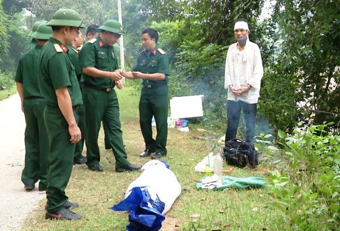 
Thi thể bà Vi Thị Thay được tìm thấy không còn nguyên vẹn nhưng người chồng đã nhận ra người vợ xấu số của mình để đưa về quê lo hậu sự
