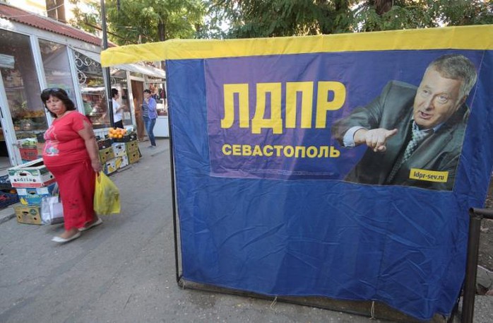 Poster tranh cử của thủ lĩnh đảng Dân chủ Tự do Nga Vladimir Zhirinovsky trên bán đảo Crimea. Ảnh: REUTERS