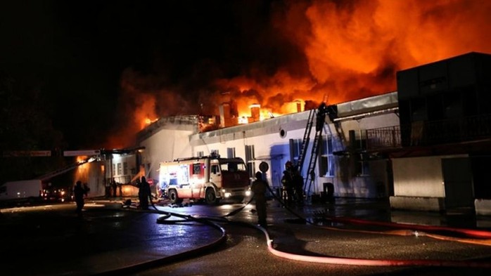 Lực lượng cứu hỏa dập lửa ở nhà kho phía Đông Moscow hôm 23-9. Ảnh: AP