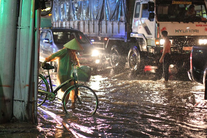 
Cơn mưa lớn chiều 26-9 đã làm cho các tuyến đường như Võ Văn Ngân, Đặng Văn Bi và Kha Vạn Cân tại Quận Thủ Đức chìm trong cảnh ngập nước và kẹt xe
