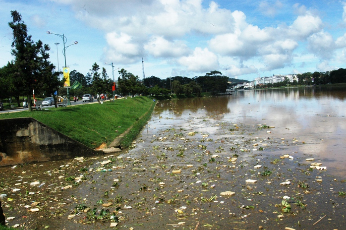 
Hồ Xuân Hương Đà Lạt ngập tràn rác thải nông nghiệp.
