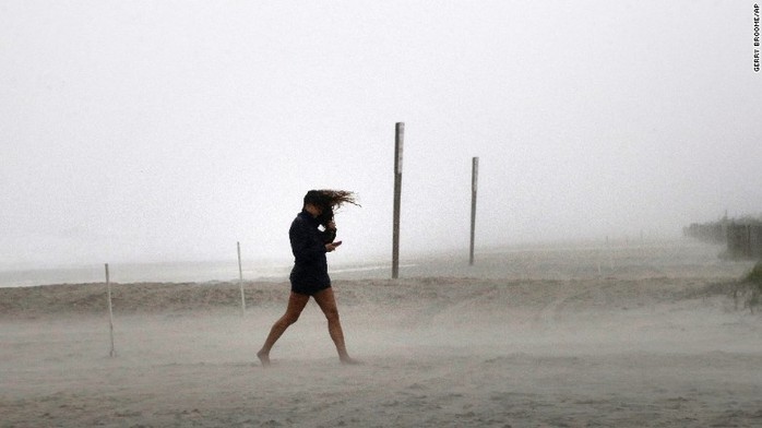 Gió mạnh ập vào bờ biển bang Bắc Carolina. Ảnh: AP