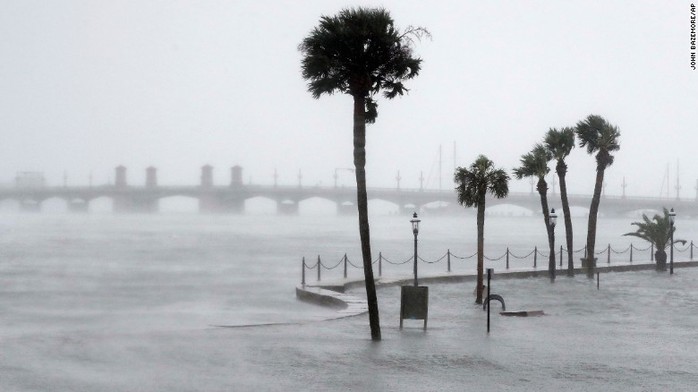 Nước dâng cao tràn qua tường chắn ở bang Florida. Ảnh: AP