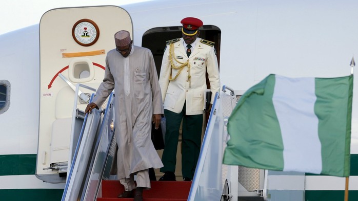 Tổng thống Buhari (trái) sẽ có ít máy bay hơn hiện tại. Ảnh: REUTERS