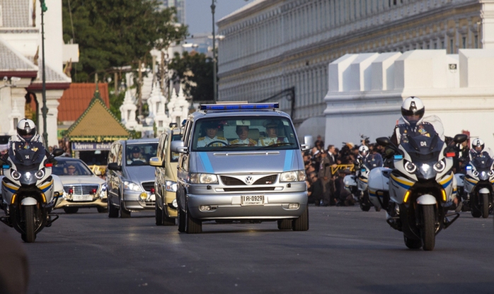 Đoàn xe chở linh cữu Vua Bhumibol hướng tới Đại Hoàng cung. Ảnh: AP