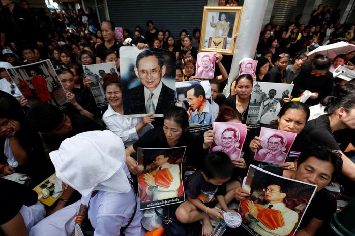 Nhiều người cầm hình Vua Bhumibol để tỏ lòng tôn kính. Ảnh: REUTERS