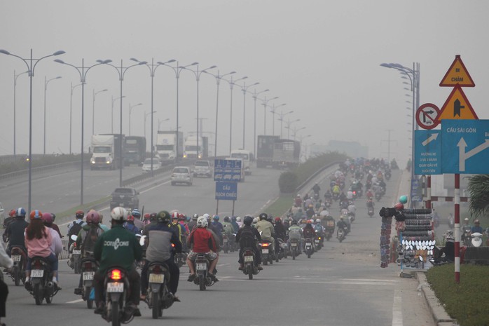 
Cầu Rạch Chiếc và Xa lộ Hà Nội cũng bị mù khô khói bụi che phủ một lớp trắng xóa.
