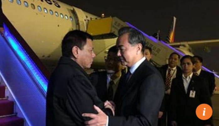Ngoại trưởng Trung Quốc Vương Nghị đón ông Duterte tại Bắc Kinh. Ảnh: CCTV